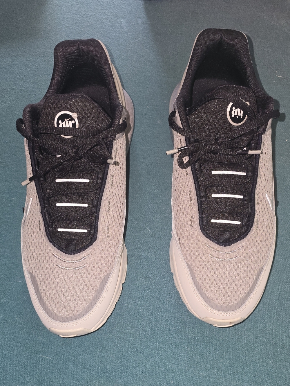 Nike Men's Grey and Black Air Runner Sneakers